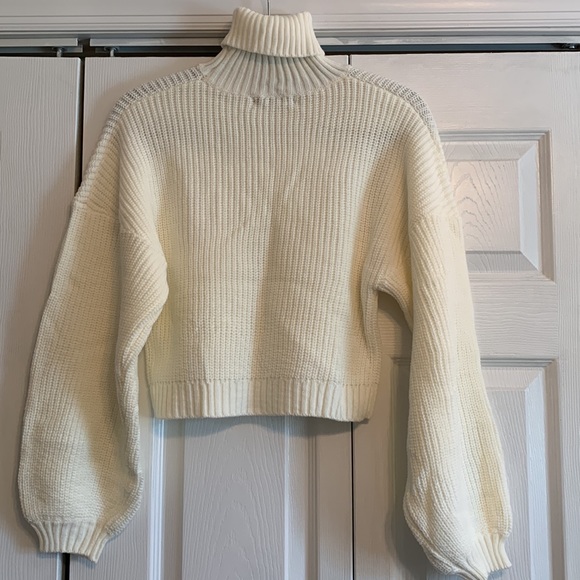 Zaful, Turtleneck sweater crop length, size medium, NWT - Picture 3 of 6